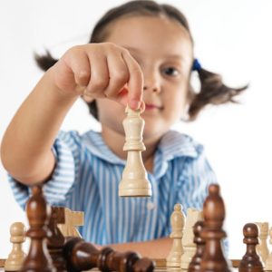 دختر در حال بازی شطرنج